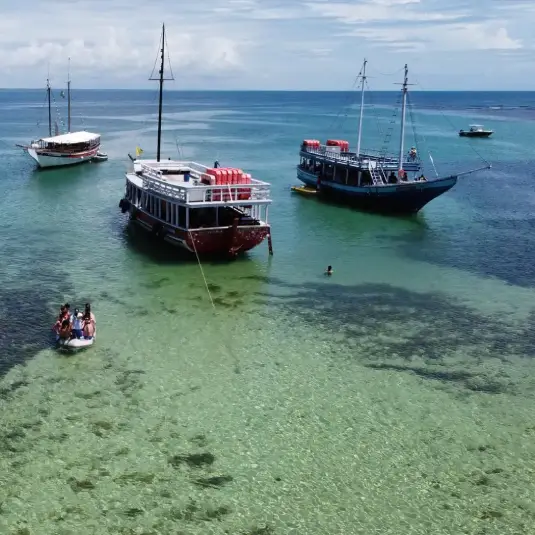 barcos-no-recife-de-fora-porto-seguro-1.webp